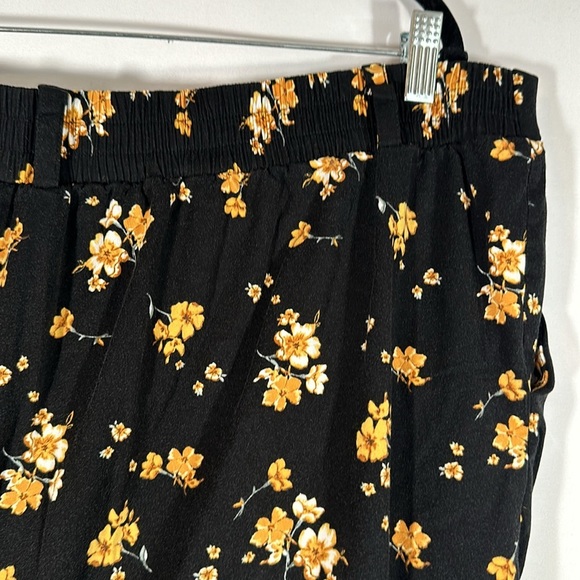 Torrid Black & Yellow Floral Paperbag Crop Pants - Picture 9 of 9